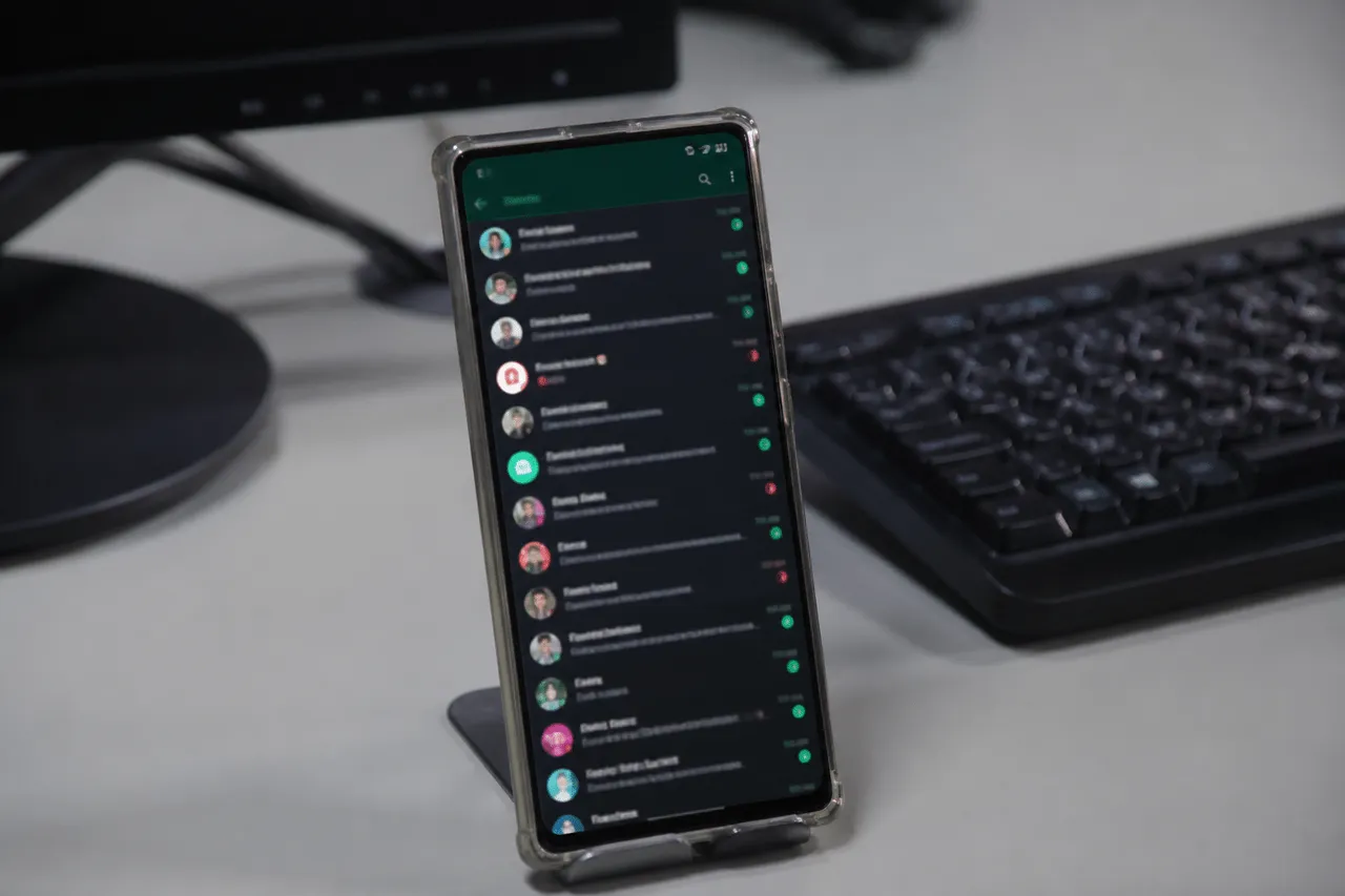 celular e caderno para ilustrar sistema de atendimento ao cliente