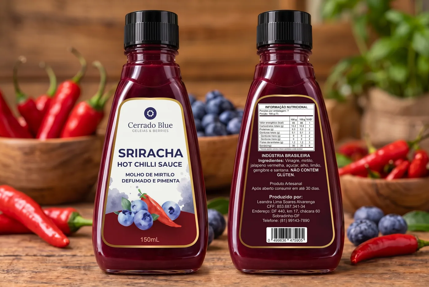 Garrafas do molho sriracha de mirtilo com a nova identidade