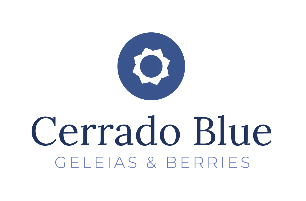 Assinatura direta da Cerrado Blue: símbolo floral em cima e tagline Geleias & Berries