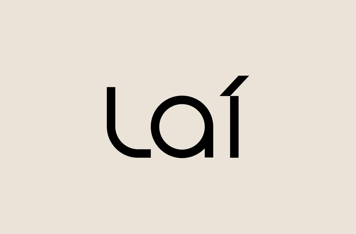 Logo Laí em preto sobre areia
