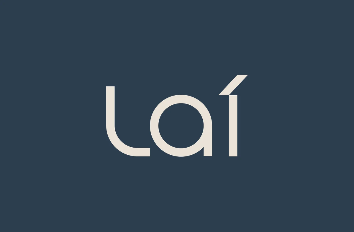 Logo Laí negativa sobre azul-marinho