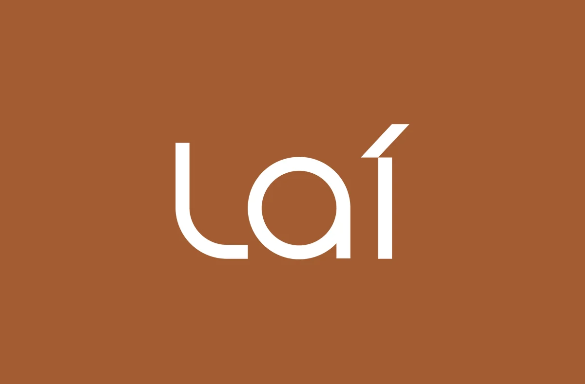 Logo Laí branca sobre terracota