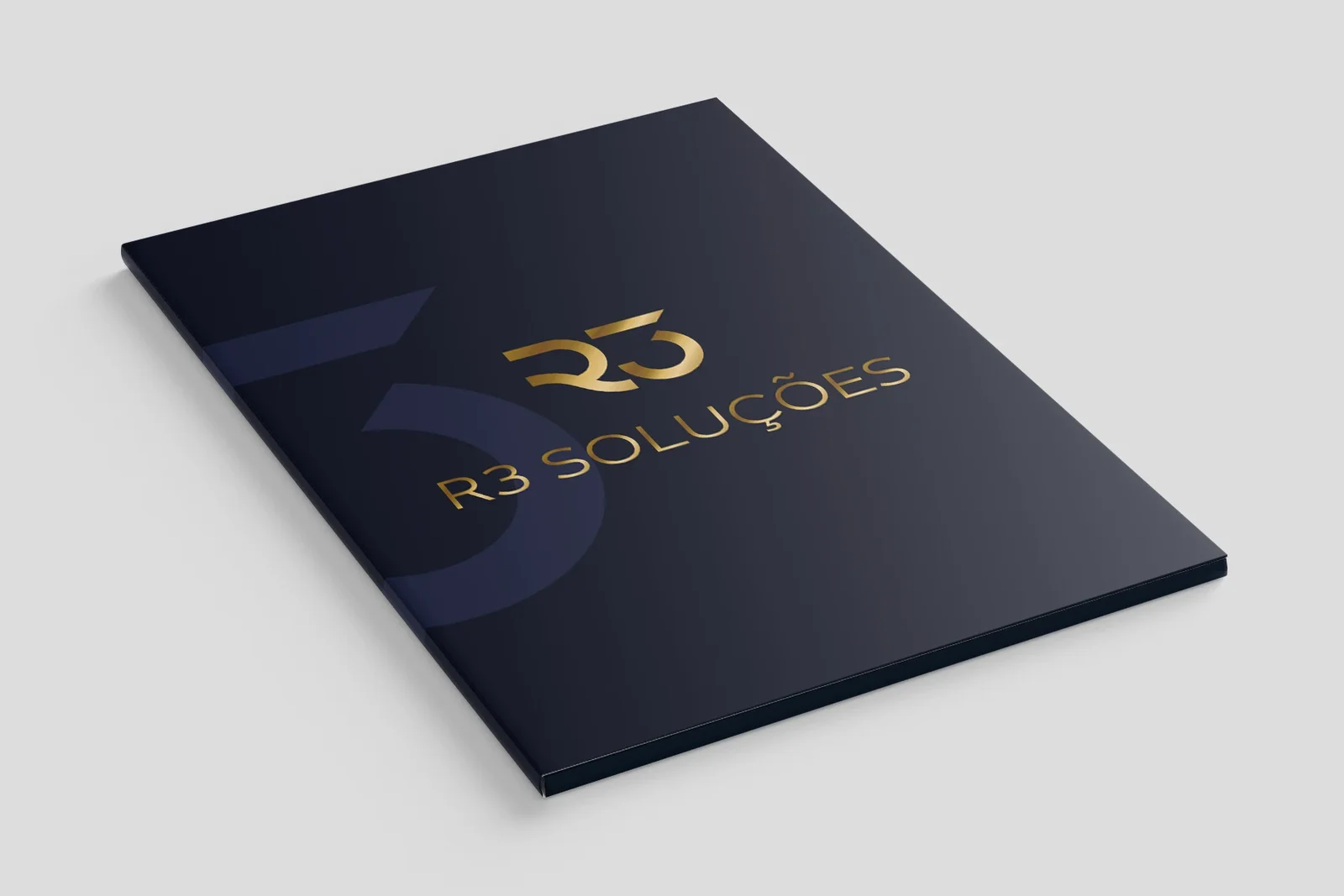 Pasta da R3 Soluções em azul-noite com a logo em dourado