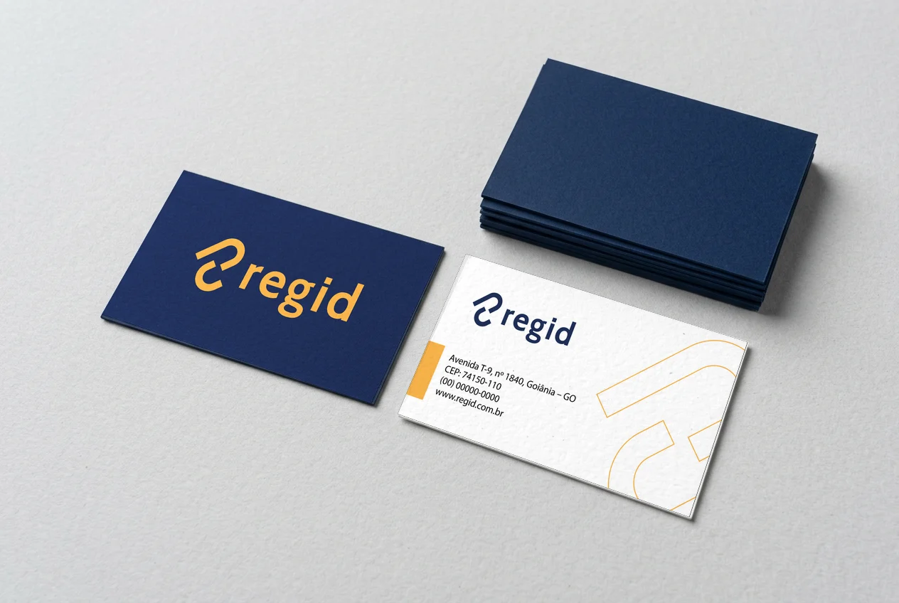 Cartões de visita da Regid: frente azul-marinho com a logo em laranja e verso branco