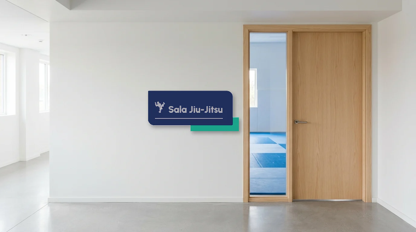 Placa da Sala Jiu-Jitsu ao lado da porta do dojô