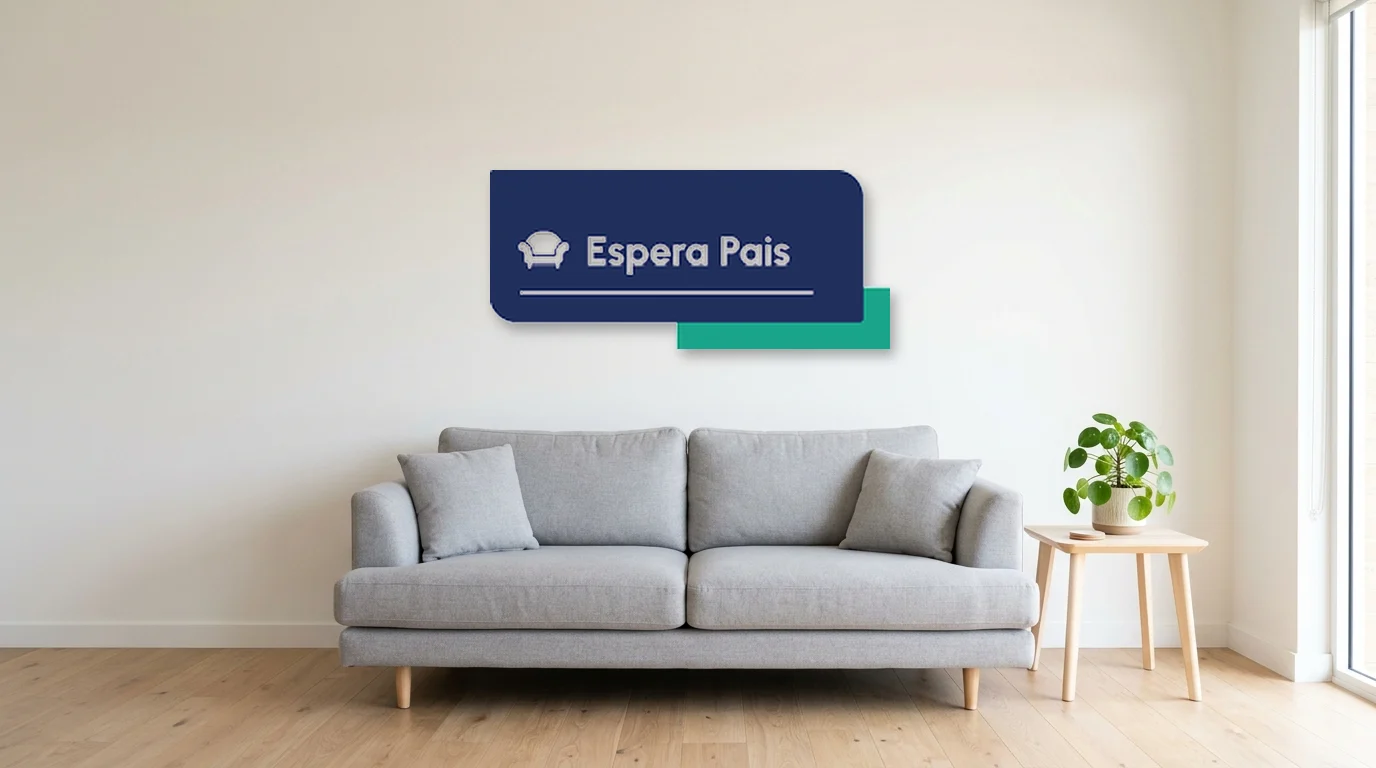 Placa Espera Pais sobre o sofá da sala de espera