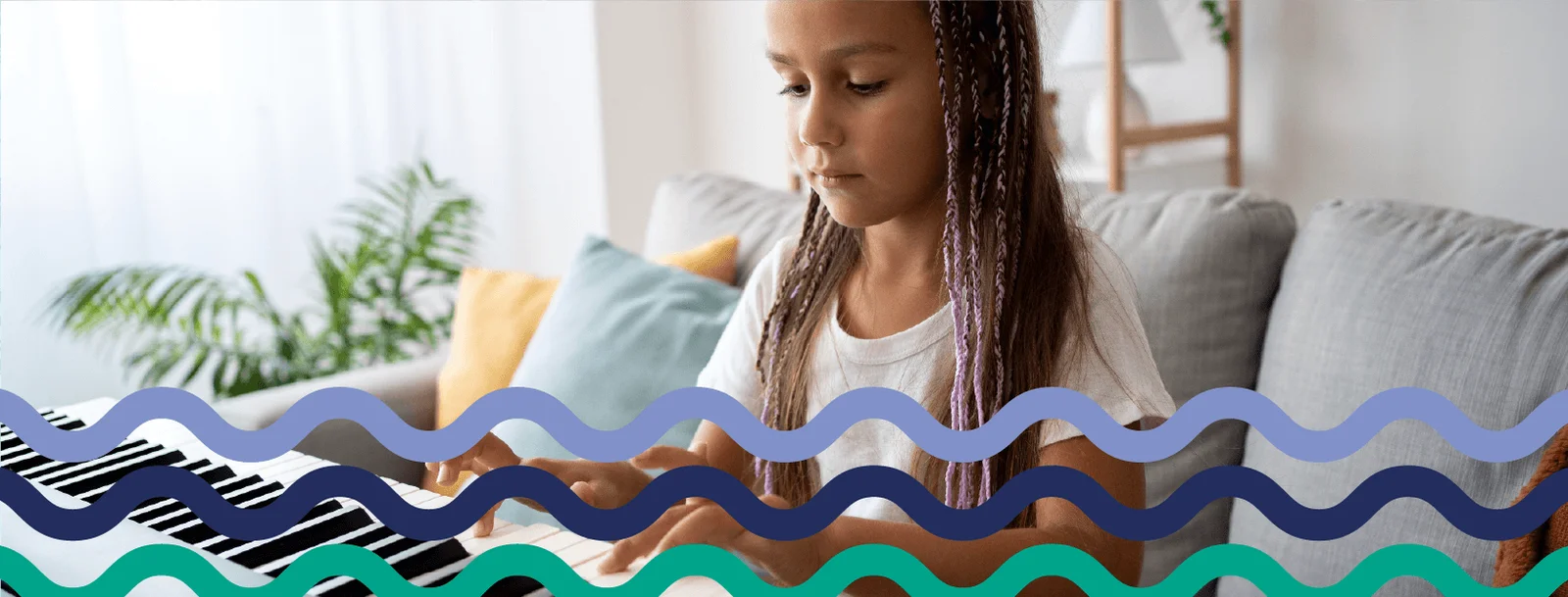 Banner da UP! com menina tocando teclado e ondas da marca