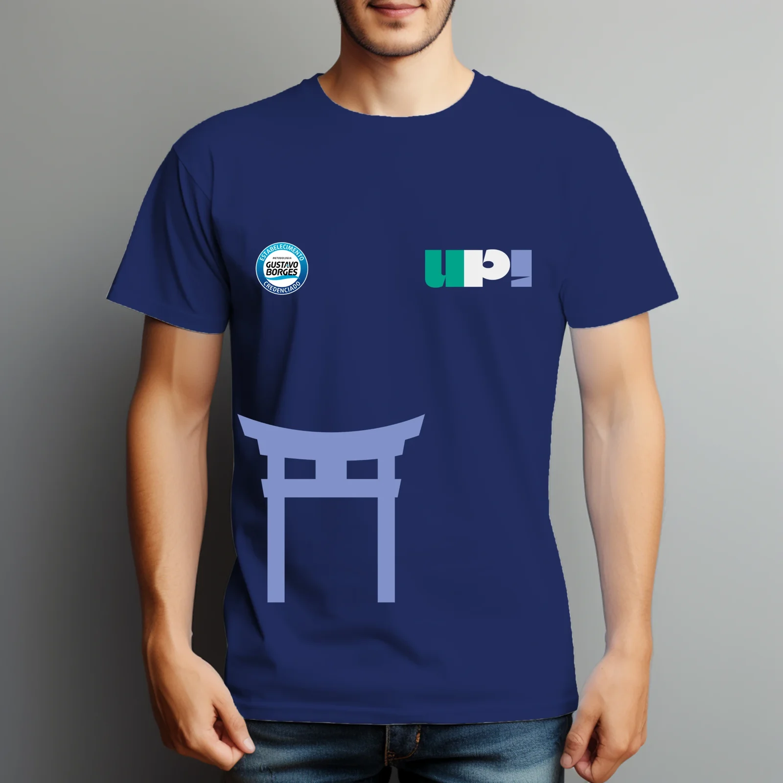 Camiseta azul-marinho da UP! com torii — karatê