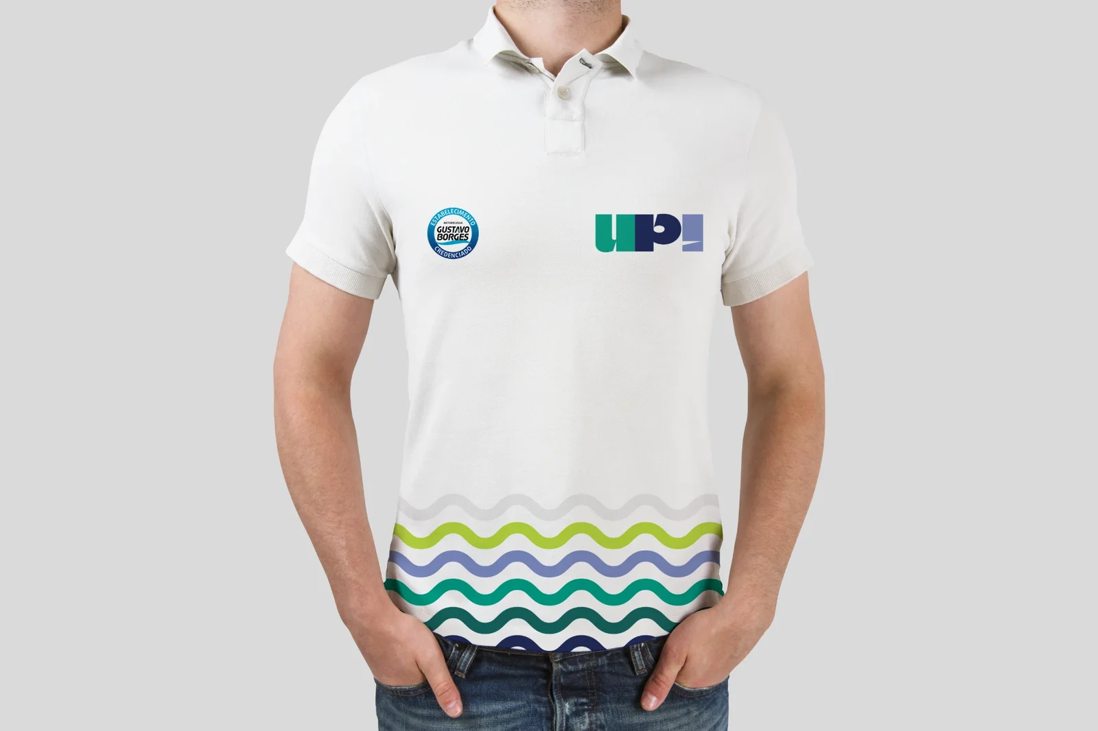 Camisa polo branca da UP! com ondas coloridas