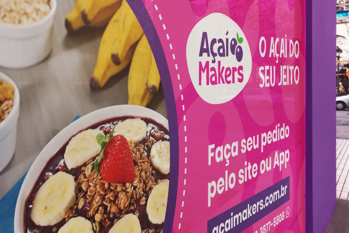 Açaí Makers – painel promocional – tigela de açaí e chamada para pedidos