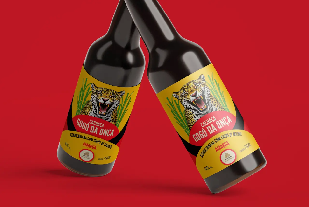 Cachaça Gogó da Onça – rótulo – duas garrafas inclinadas