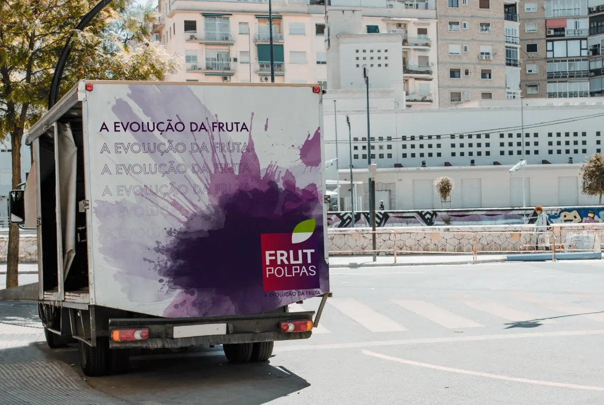 CMT Foods – adesivação de frota – traseira do caminhão Frut Polpas