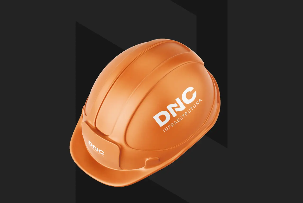 DNC Infraestrutura – capacete de obra com a marca