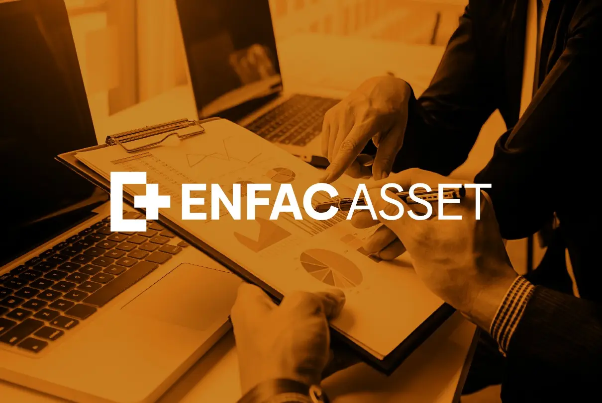 Enfac Asset – peça institucional – marca sobre mesa de trabalho