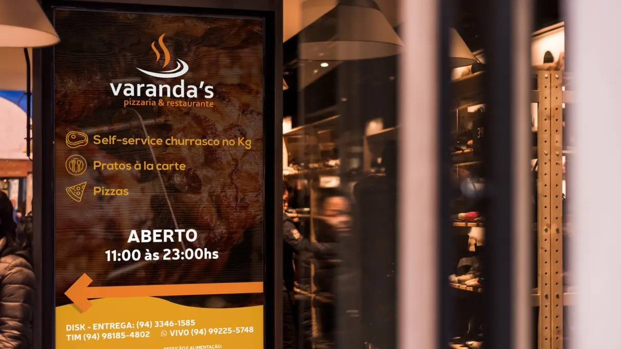 Varanda's – painel na entrada com horário e serviços