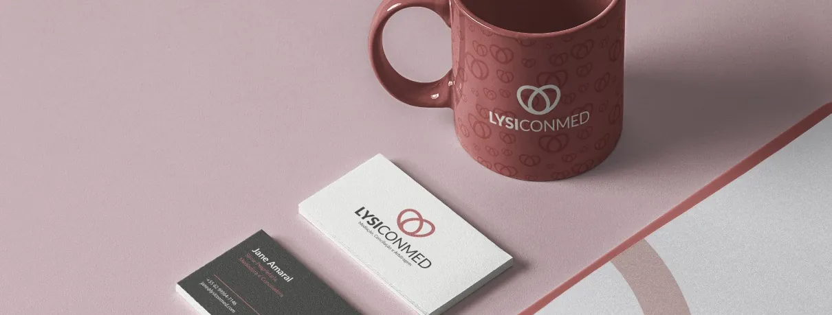 Cartões de visita e caneca personalizados impressos