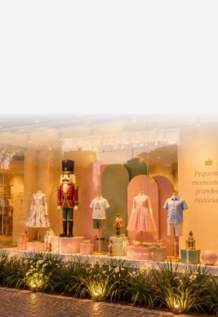 Vitrine da Quebra Nozes com quebra-nozes gigante e manequins infantis