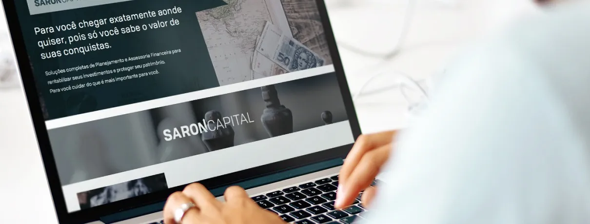 Website institucional criado pela Buffo Design exibido em notebook
