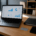Mesa de trabalho com notebook e documentos sugerindo portal do cliente com login